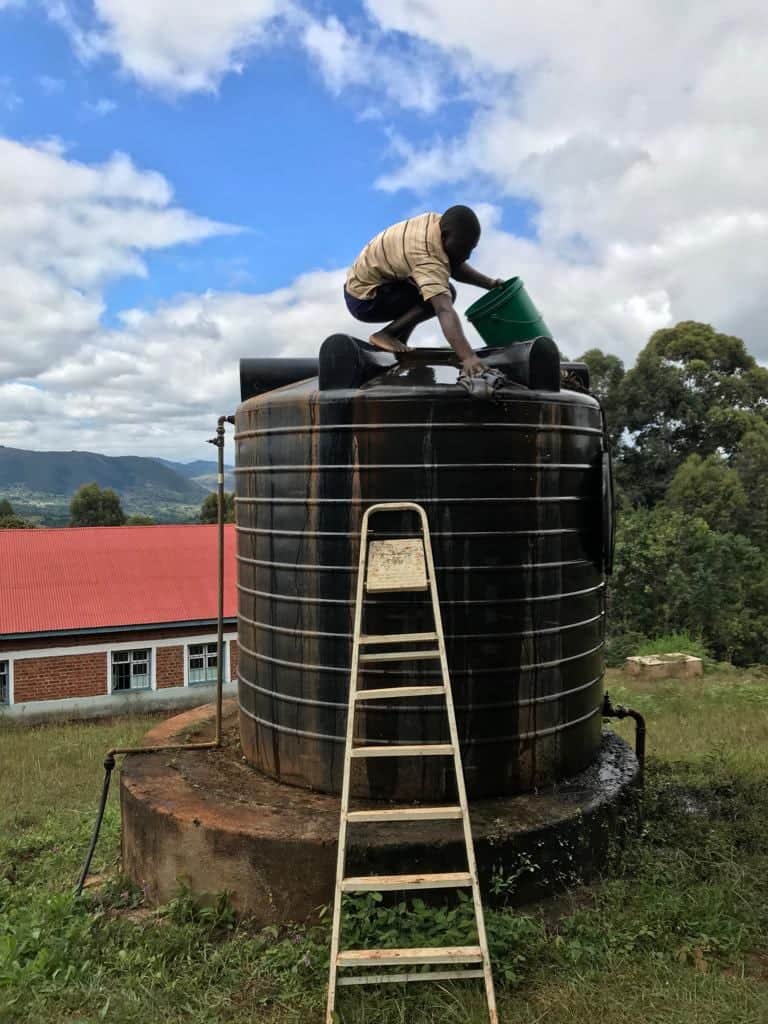 Der Wassertank wird gereinigt