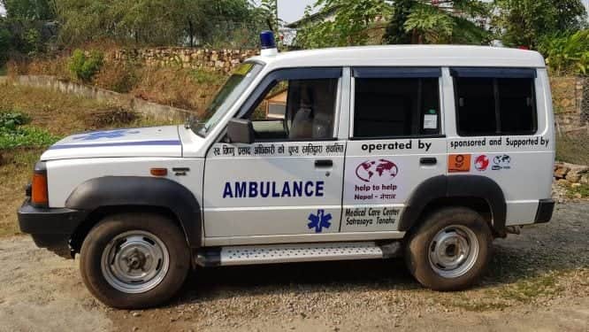 Seitenansicht des Ambulanzfahrzeugs